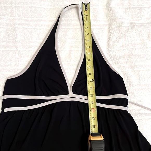 NY&Co blk halter top with white stripes & a white string closure for sizing - Picture 7 of 9